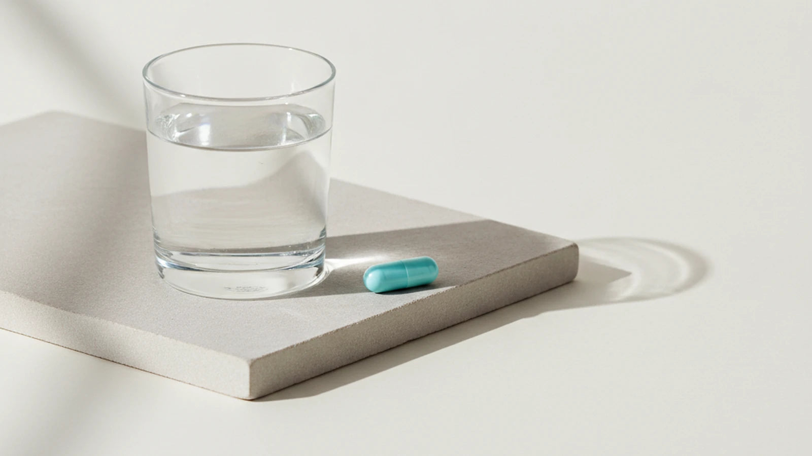 Glas vand og en kapsel, Nuro Viden